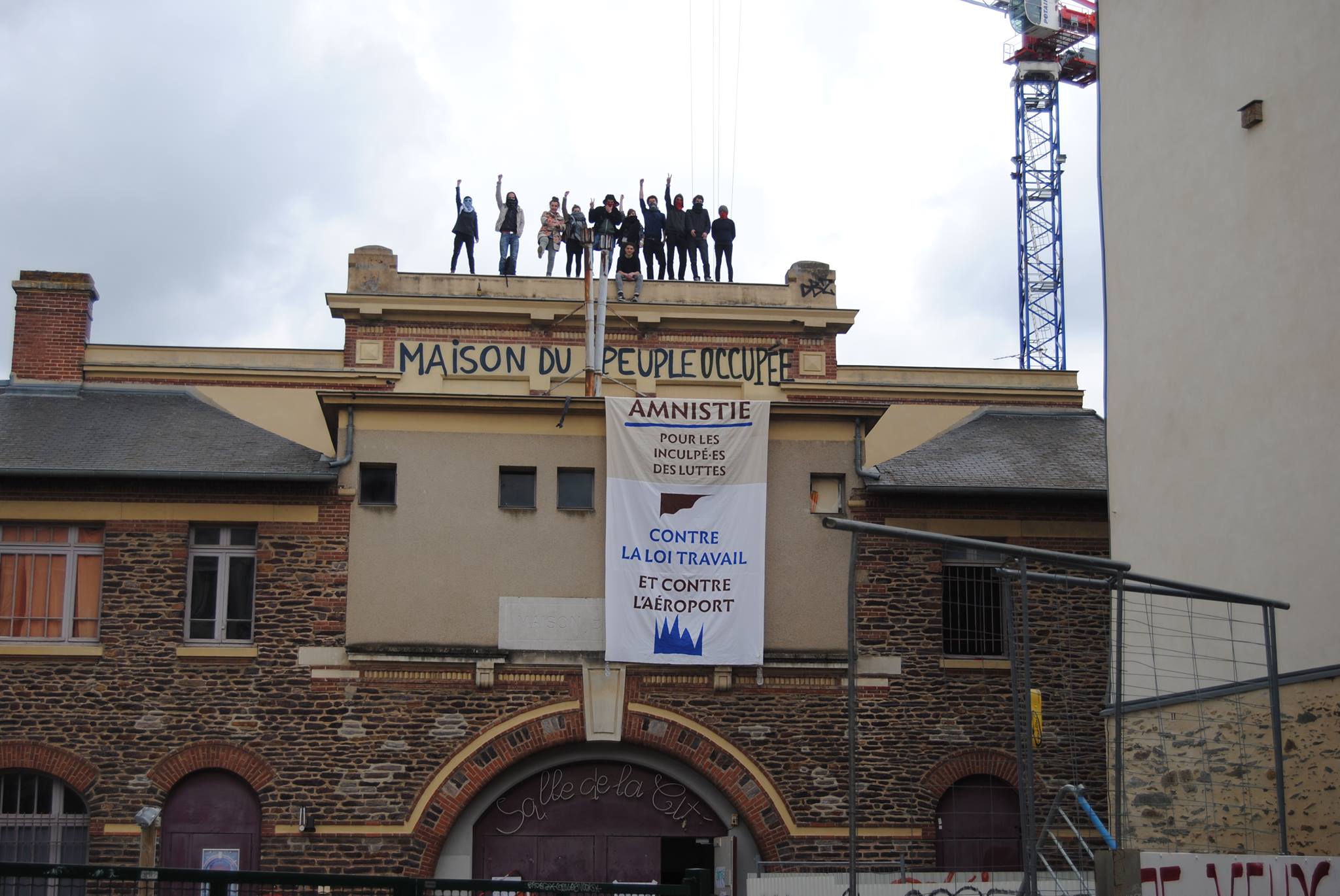 Nous soutenons l’occupation légitime  de la maison du peuple de Rennes.